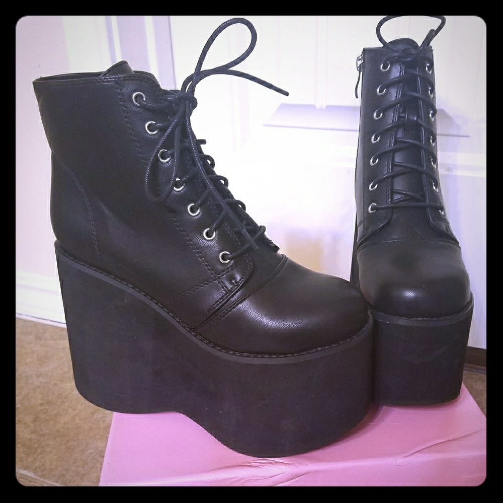 Towering, lightweight Size 6 platform bootie
